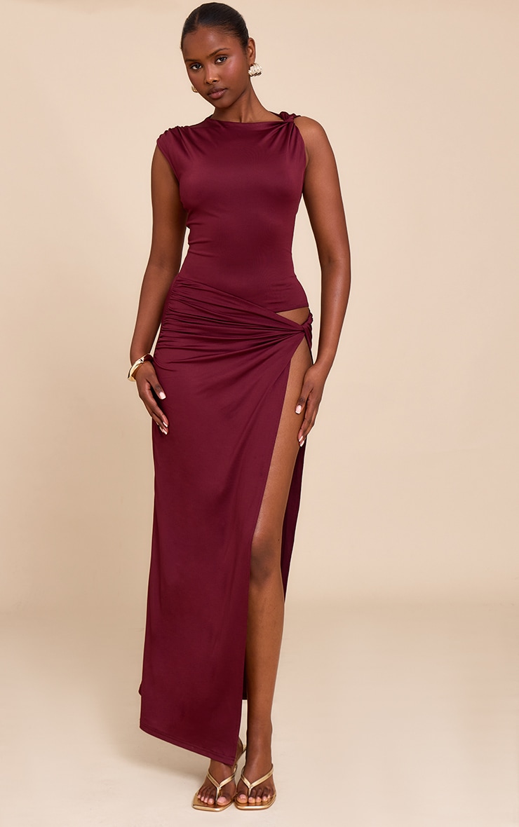 Robe longue prune foncé froncée à découpe image 1