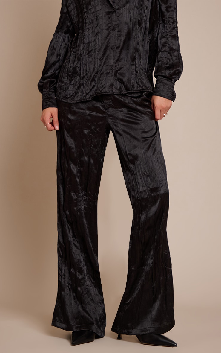 <p>Pantalon noir large en satin texturé<p/> image 2