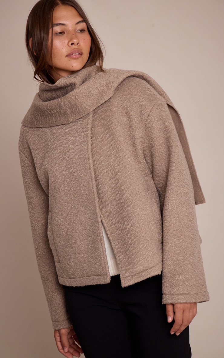 Manteau bouclé taupe à détail écharpe image 1
