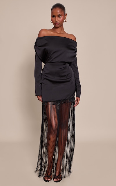 Robe longue satinée noire à perles et ourlet frangé