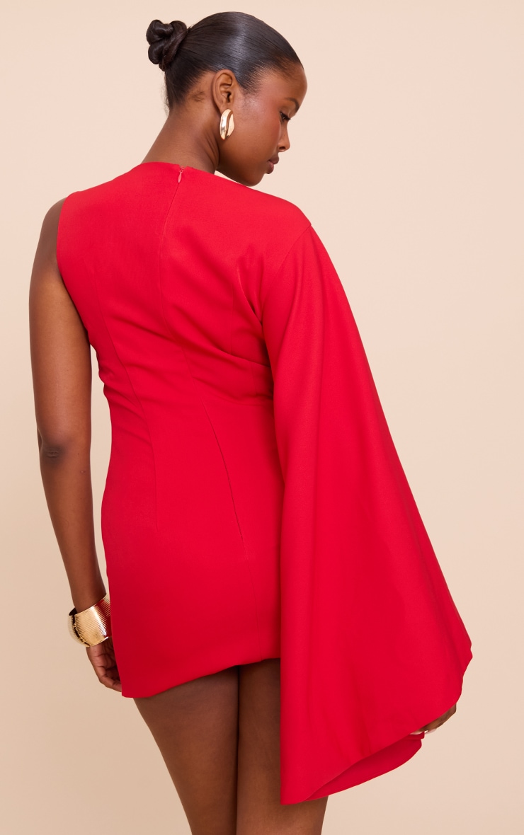 Mini robe asymétrique rouge à détail cape image 2