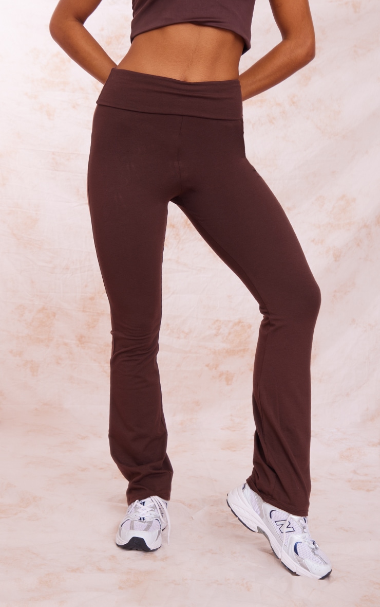 Pantalon flare en coton chocolat à taille repliée image 2