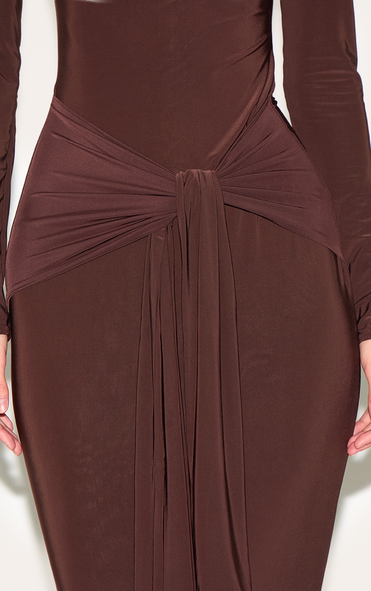 Robe longue douce doublée marron à détail noué image 4
