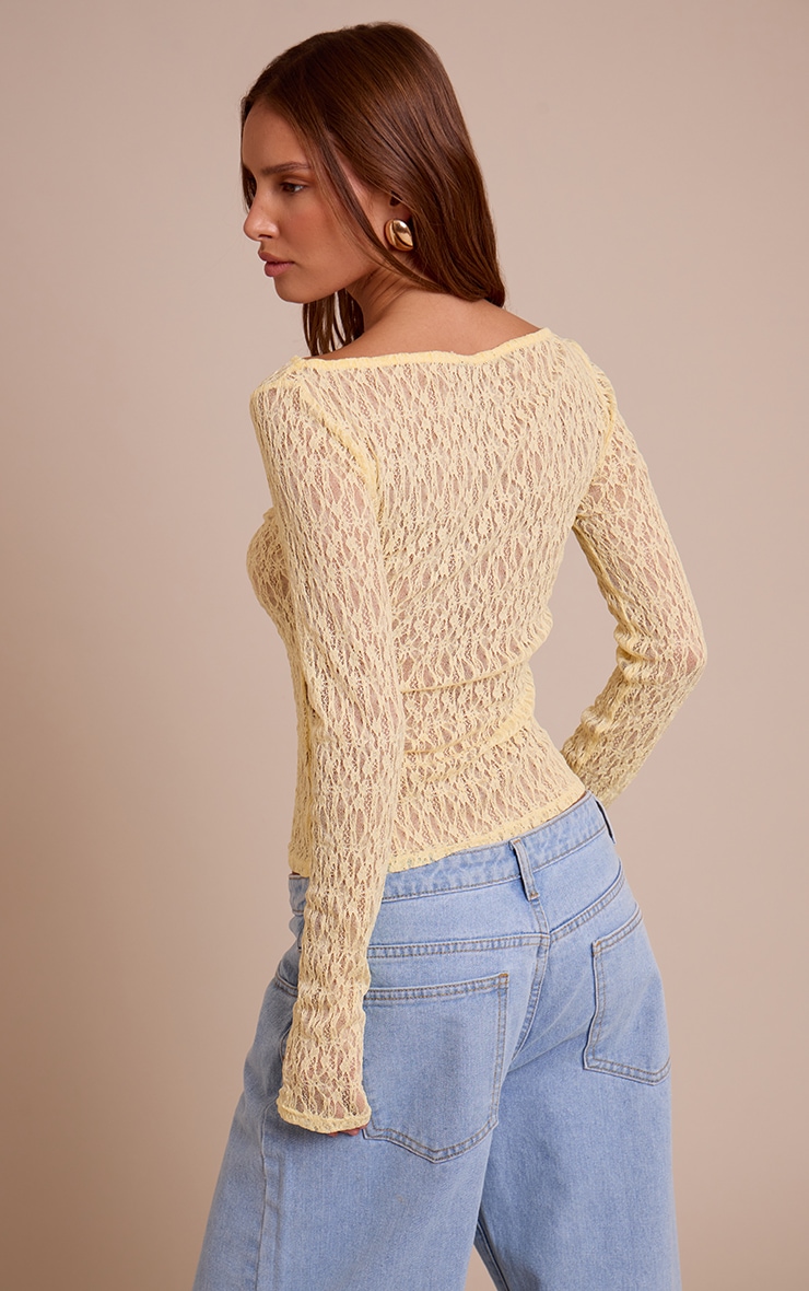 Top citron en dentelle texturée et transparente à col bateau et manches longues. image 2