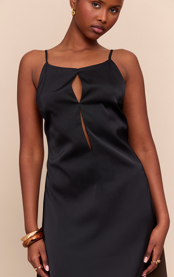 Robe Nuisette Noire en matière satinée à Découpe Clavicule. image 4