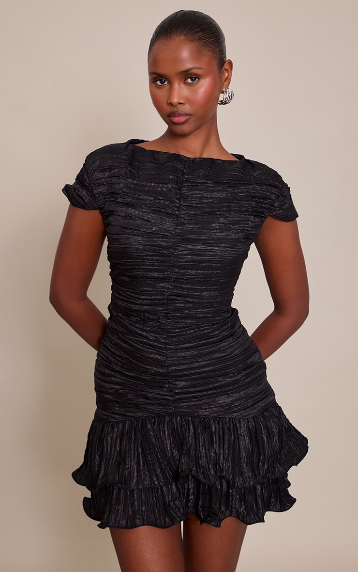 Mini robe texturée noire à col bateau et ourlet volanté image 1