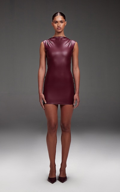 Mini robe en PU bordeaux froncée à col haut