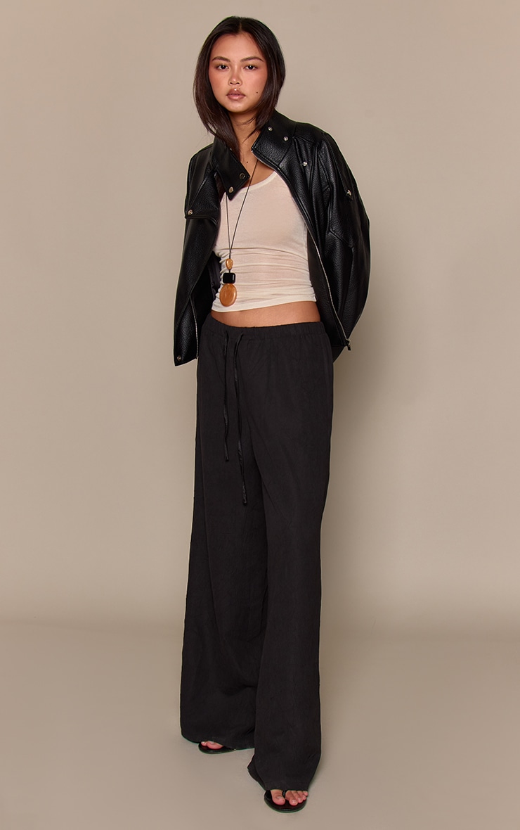 Pantalon large en peau de pêche crêpée noire image 2