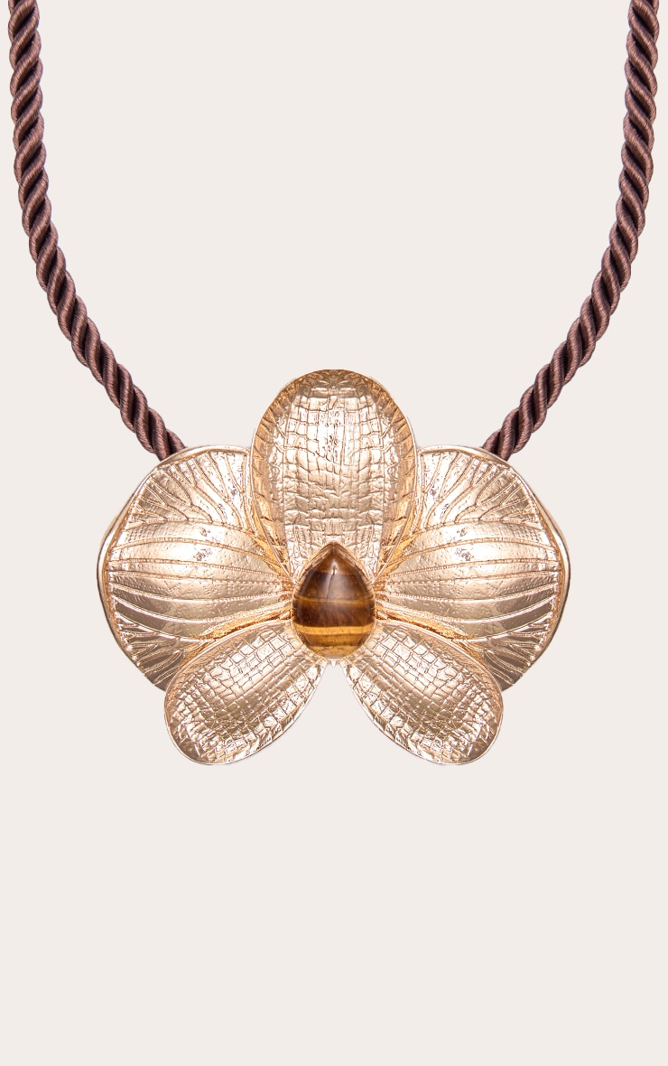 Collier doré à pendentif texturé en forme de fleur image 3