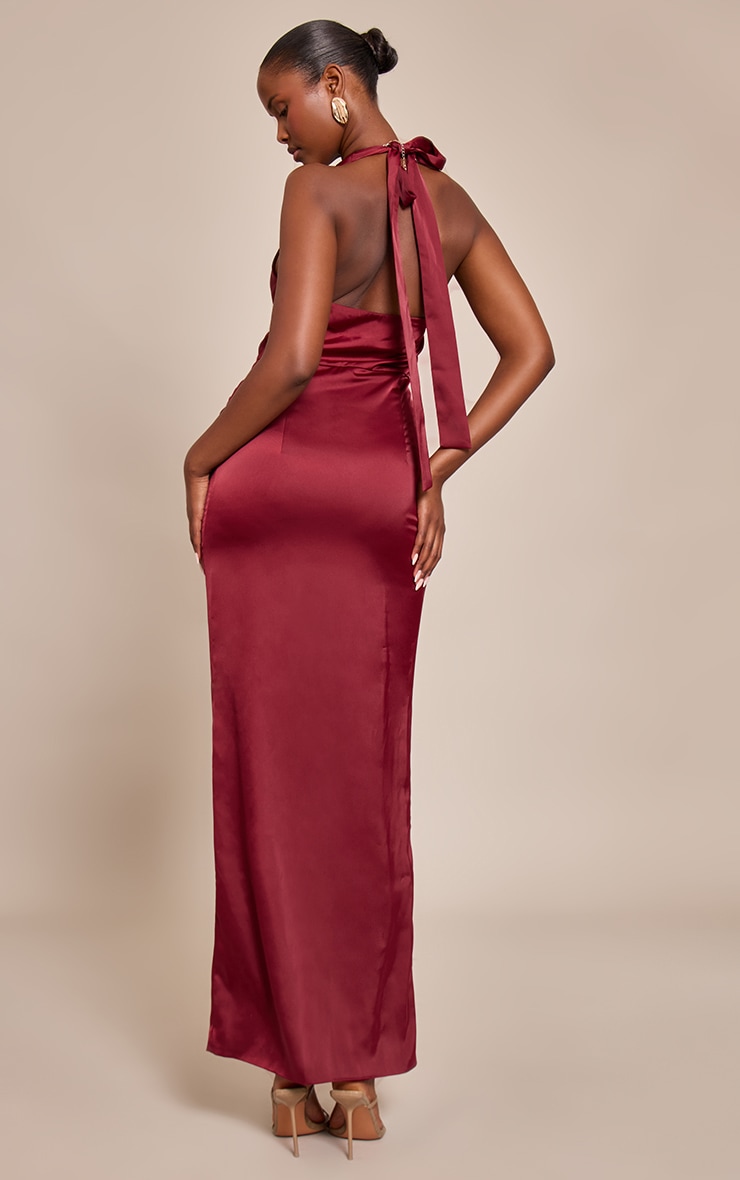 Robe mi-longue dos nu décolleté plongeant torsadée en matière satinée couleur vin image 2