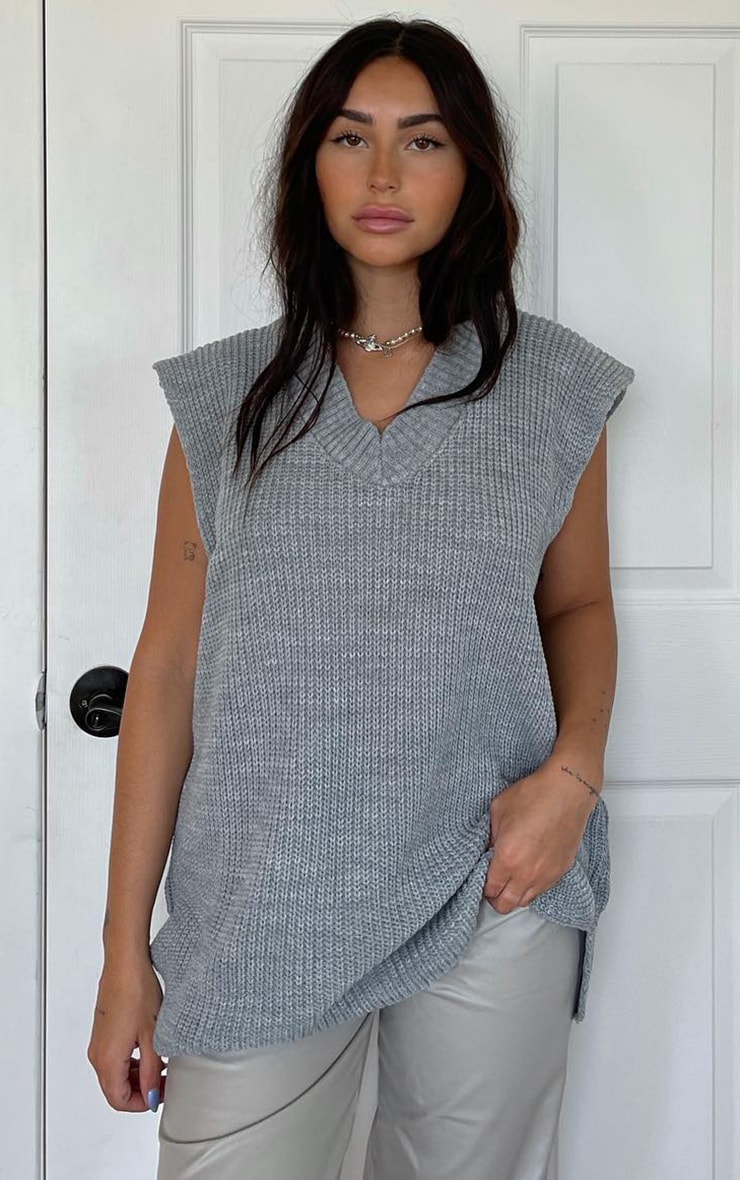 Pull fendu sans manches gris à col en V