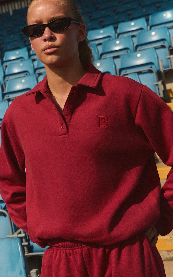 Sweat rouge imprimé "PrettyLittleThing" à col polo