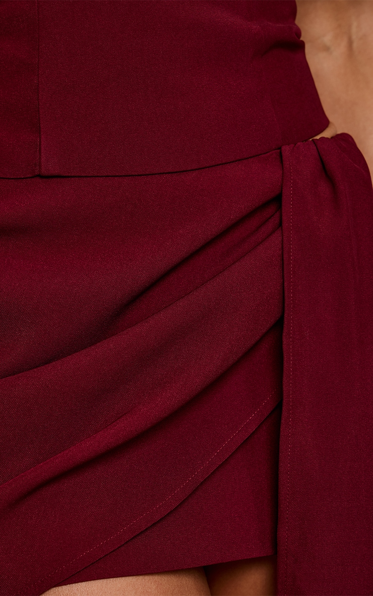 Mini-jupe de tailleur tissée rouge vin à détail drapé image 5