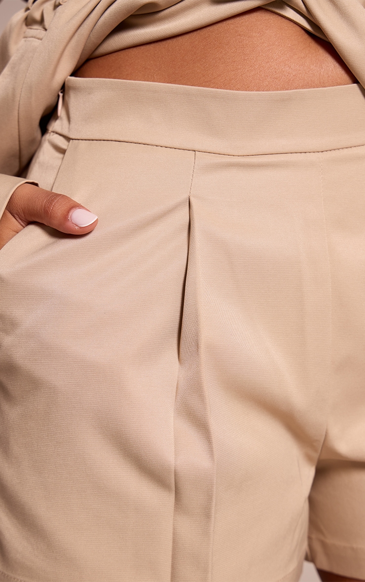 Petite Short de tailleur beige à plissures image 5