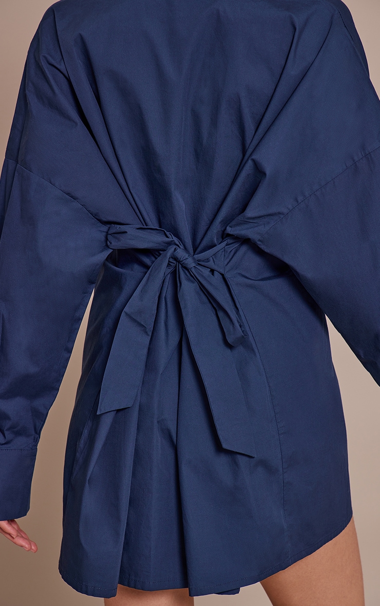 Robe droite bleu marine à manches longues et dos noué image 4