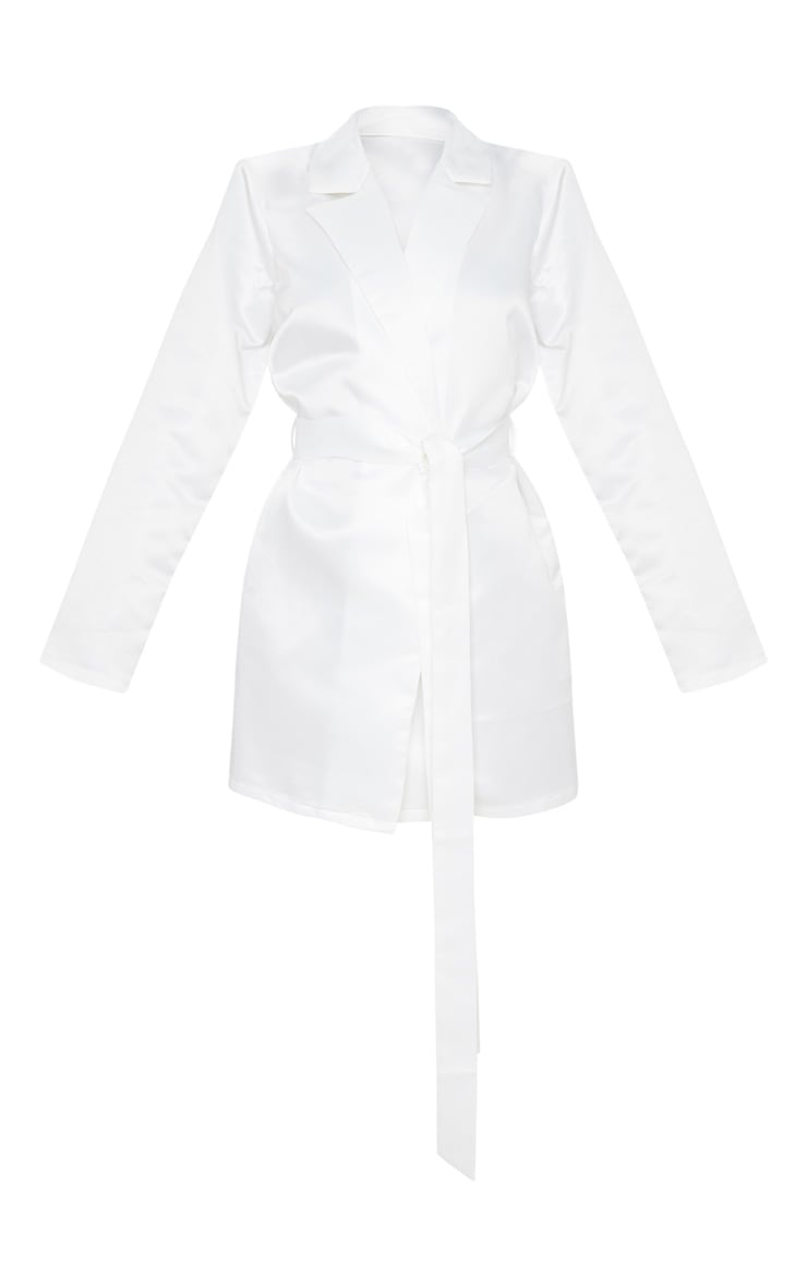 Robe blazer satiné blanc mat à détail ceinture et manches longues image 3
