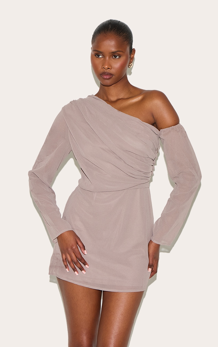 Robe asymétrique ruchée trapèze en mousseline de soie couleur champignon image 1