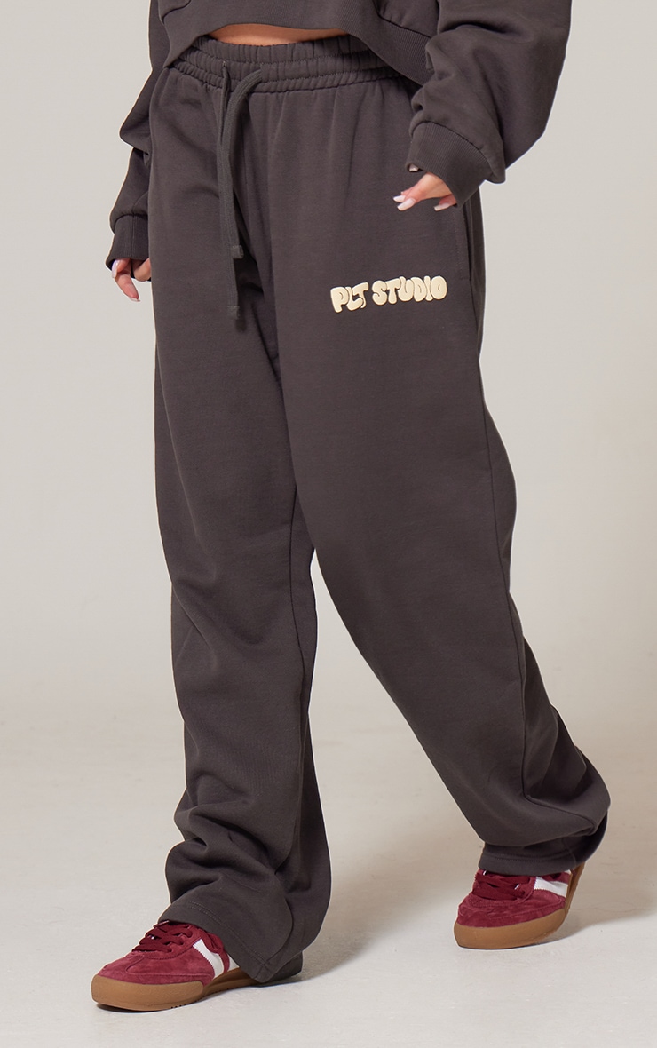 【Gimmetheyoung】G_STUDDED TUCK SWEAT PANTS CHARCOAL PLT Charcoal Premium Studio Straight Leg Joggers