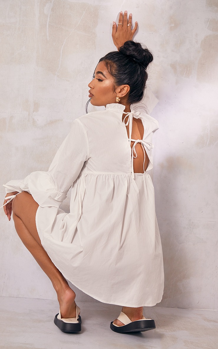 Robe babydoll blanche à manches volantées et détail liens