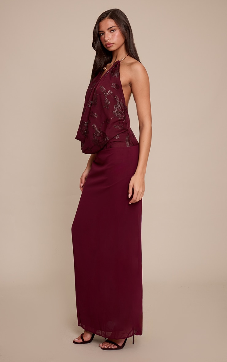 Robe longue texturée rouge vin à empiècement au cou image 3