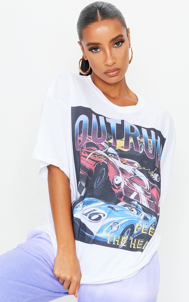 Tee-shirt blanc à imprimé voiture de course et slogan Outrun