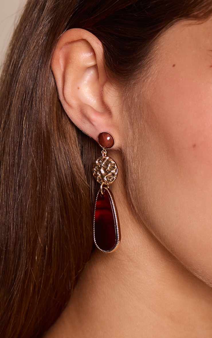 Boucles d'oreilles drapées martelées dorées à pierres en résine chocolat