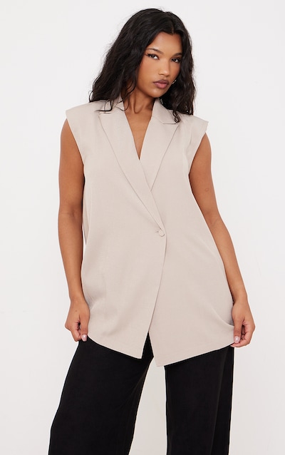 Veston beige ouvert dans le dos