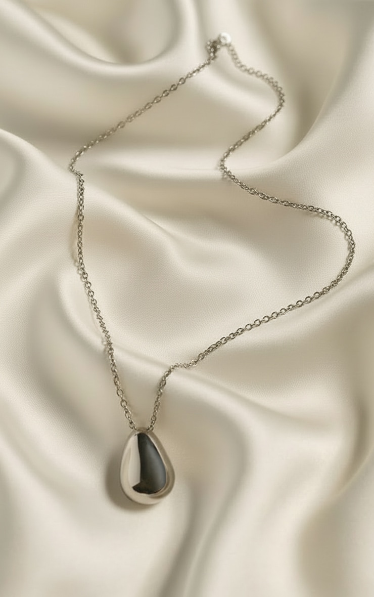 Collier long argenté à petite pierre en goutte d'eau