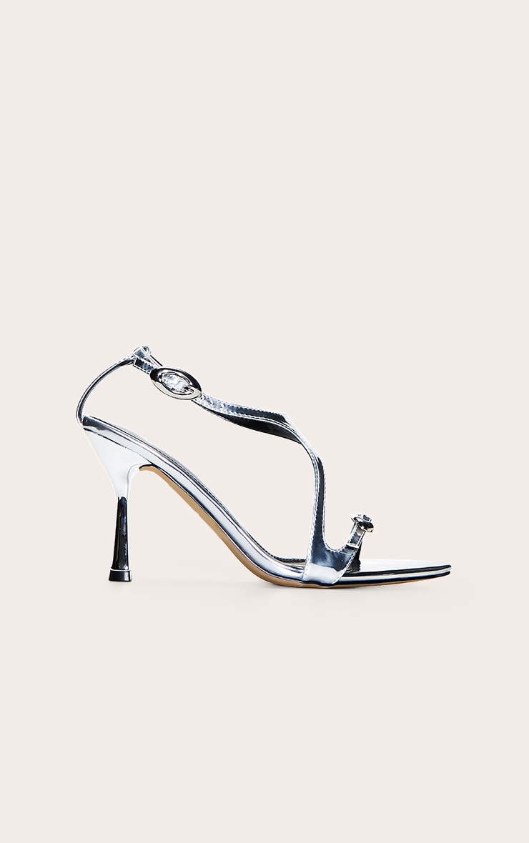 Sandales argentées métalliques à brides asymétriques image 2