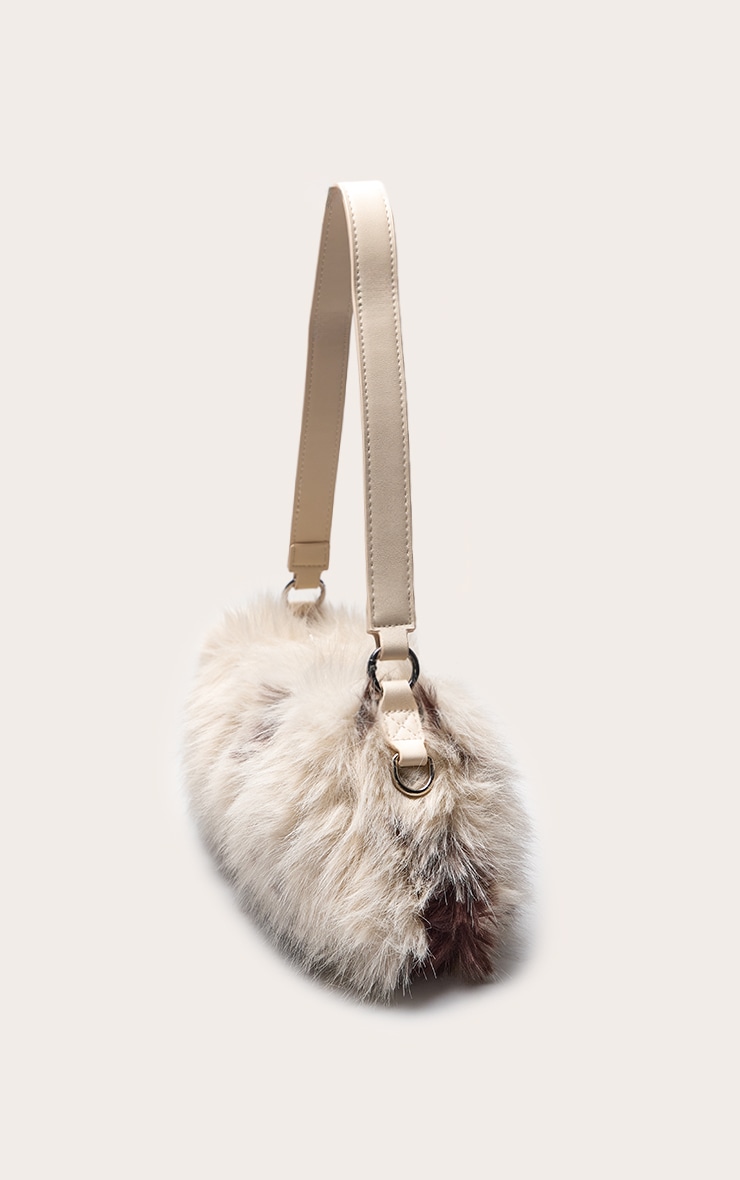 Sac à main en fausse fourrure effet vache image 3