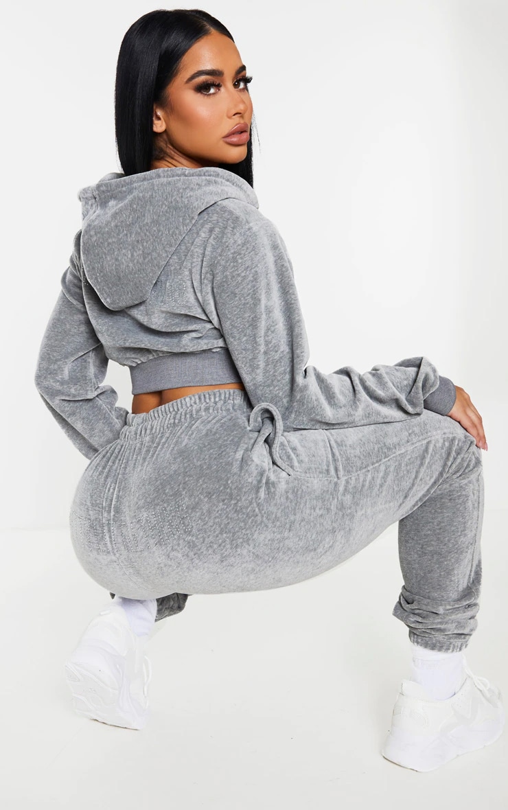 PRETTYLITTLETHING Shape Jogging skinny en velours gris à strass image 1
