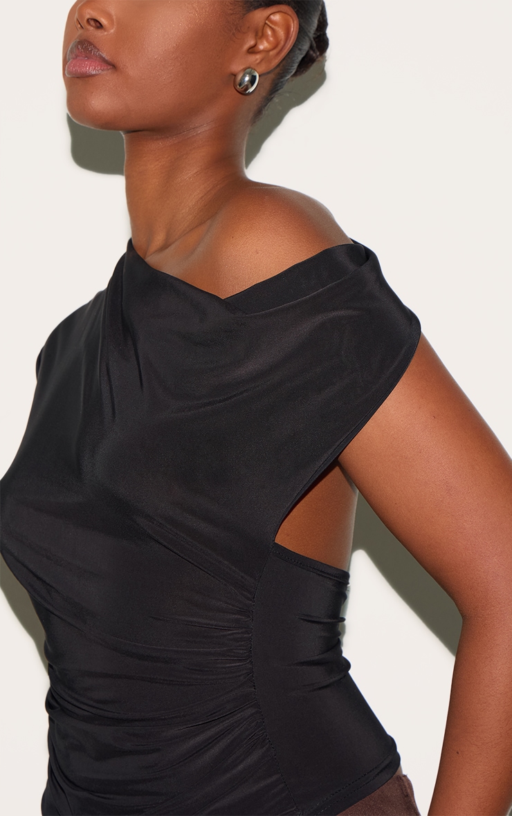 Top long moulant noir asymétrique à dos découpé image 4
