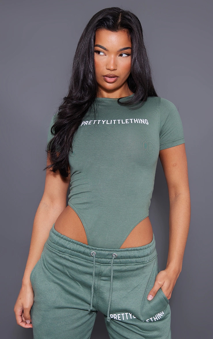 PRETTYLITTLETHING Body bleu-vert à logo et manches courtes image 1