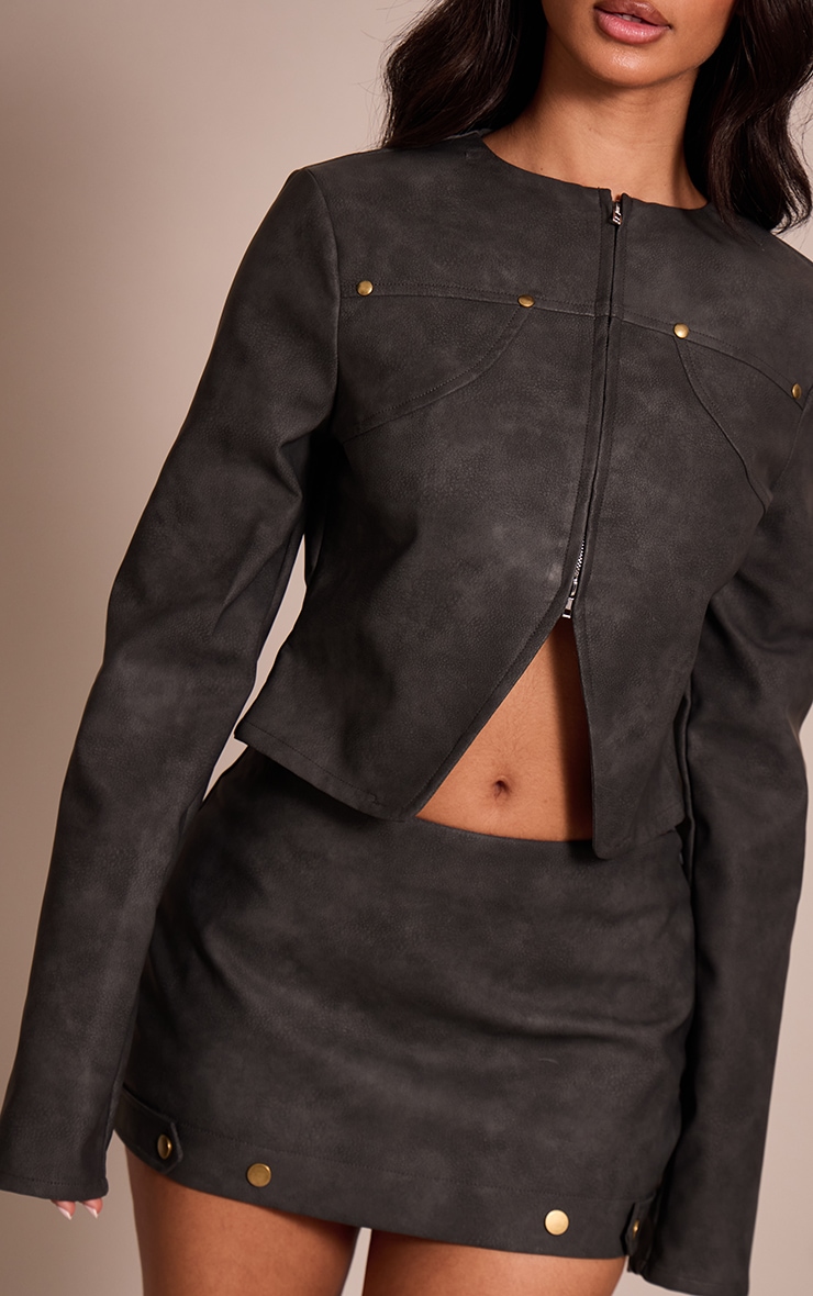 Petite veste en PU gris anthracite à détails clous image 4
