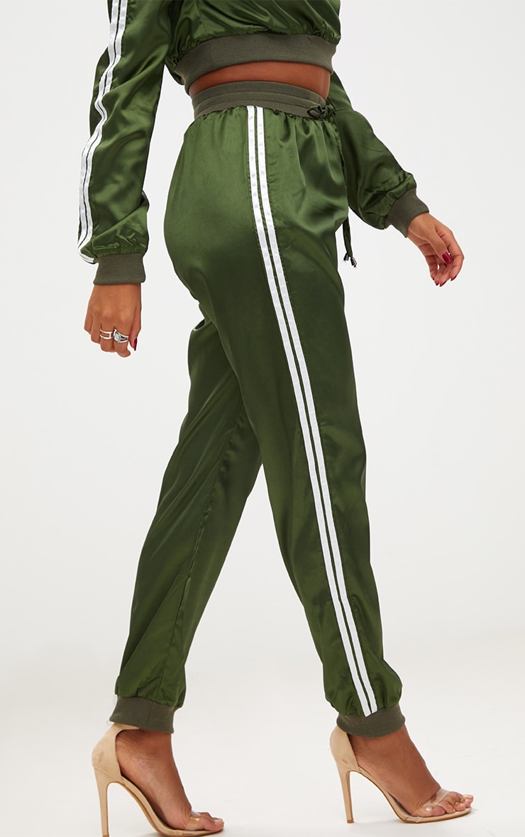 Pantalon de jogging vert sapin satiné bandes sport. Pantalons