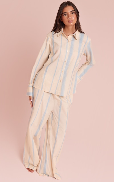 Pyjama à rayures bleues, chemise boutonnée et pantalon large
