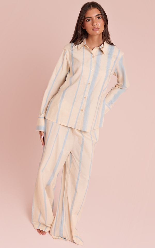 Pyjama à rayures bleues, chemise boutonnée et pantalon large