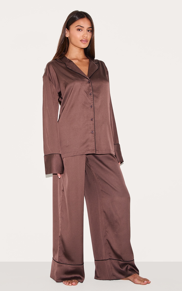 Ensemble de pyjama long satiné chocolat à lisérés surjetés image 3