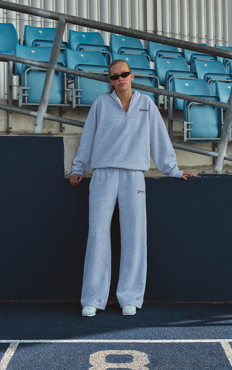 Jogging droit en sweat gris cendré imprimé "Sports Club" image 2