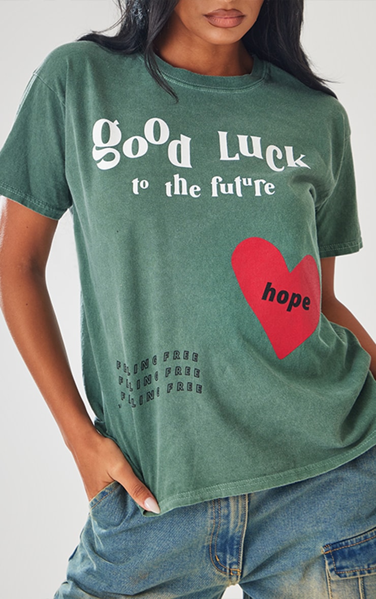 Tee-shirt kaki délavé imprimé Good Luck et coeur image 4