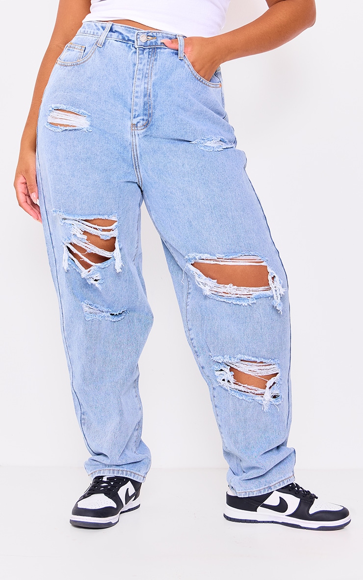 PRETTYLITTLETHING Plus Light Wash Ripped Mom Jeans image 2