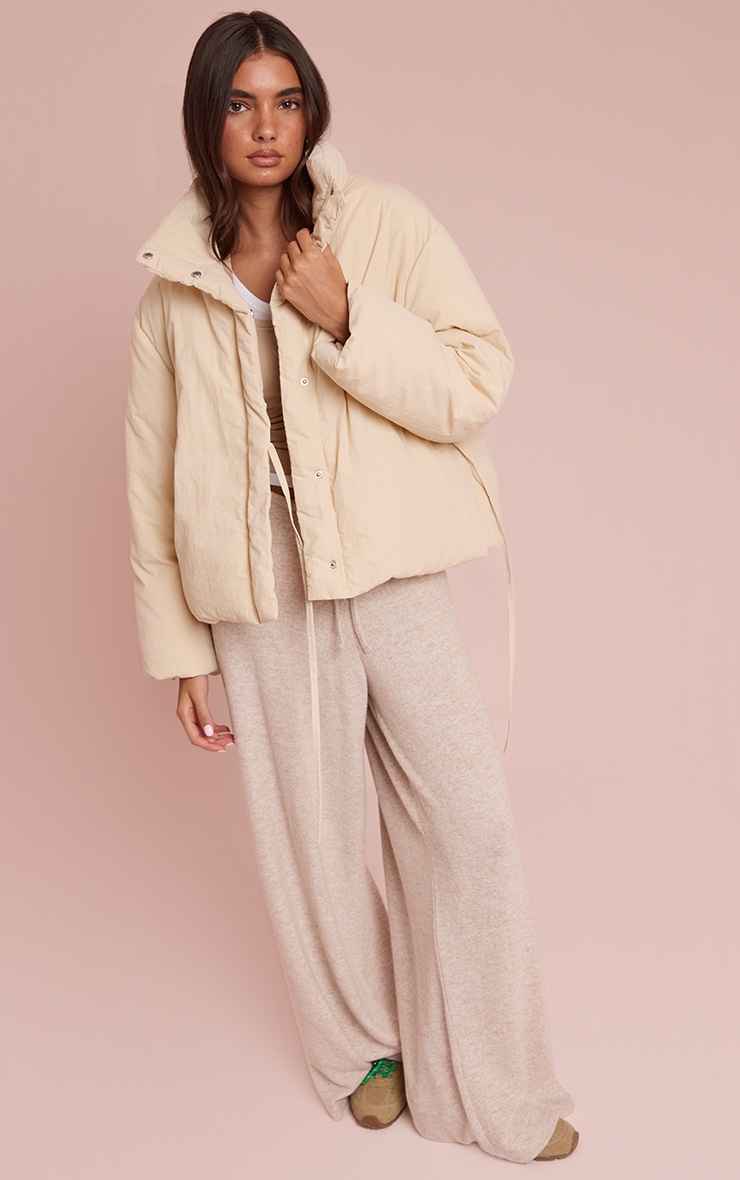 Veste matelassée crème à col montant et à nouer à la taille image 3