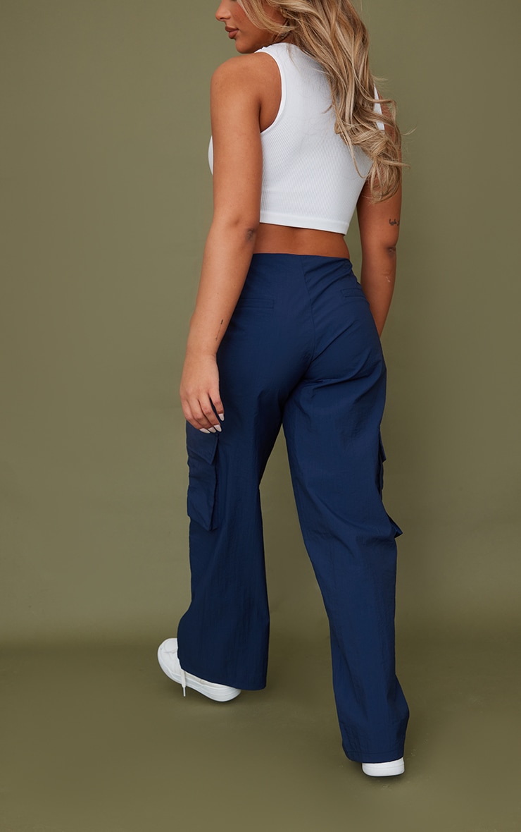 Pantalon cargo en nylon bleu marine à taille haute image 3