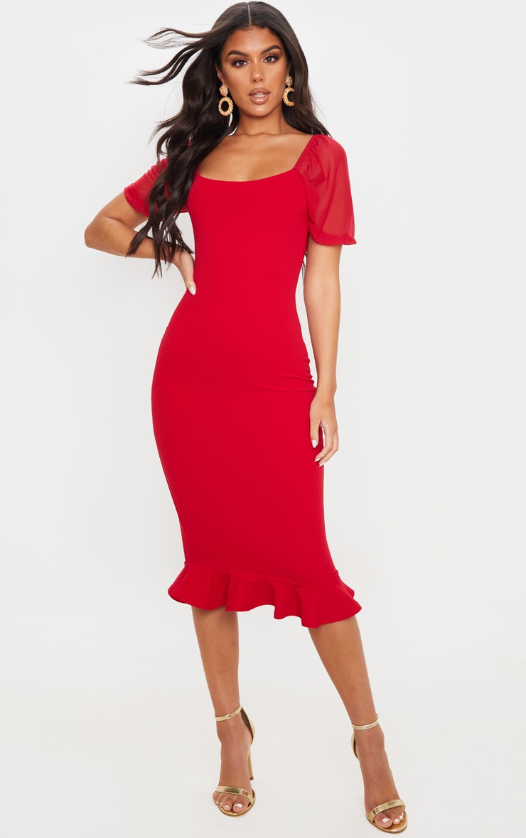 Robe mi-longue en mesh rouge à manches ballon et ourlet volanté