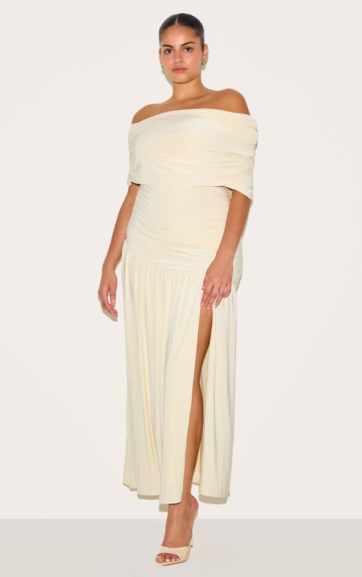 Plus Robe longue moulante crème froncée à col bardot et partie superposée image 3