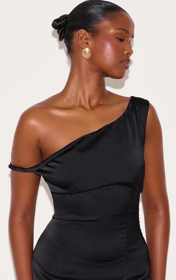 Robe longue satinée noire à col bardot asymétrique et torsade image 4