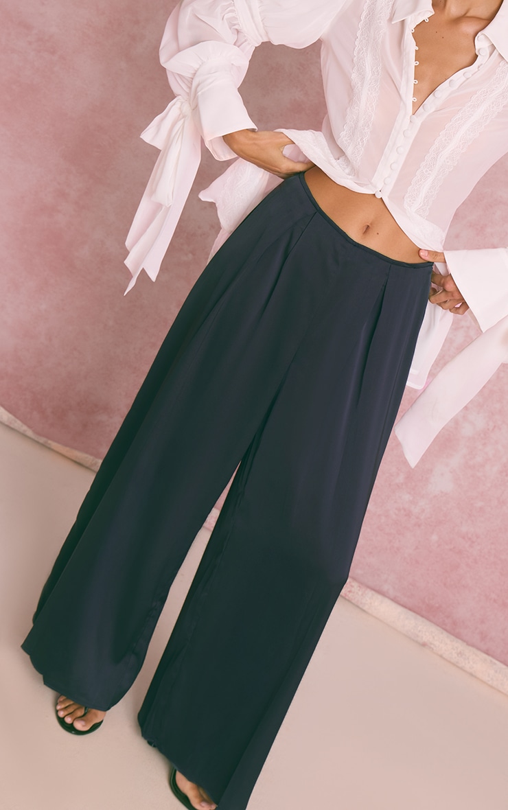Pantalon large satiné bleu marine plissé image 2