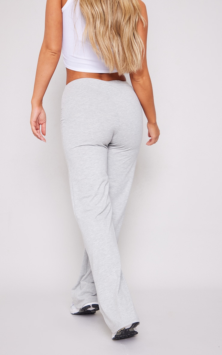 PRETTYLITTLETHING Pantalon flare taille basse gris cendré à détail badge image 3