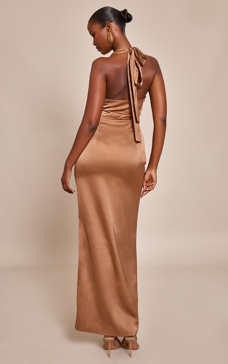 Robe longue satinée taupe à dos nu et décolleté torsadé image 2