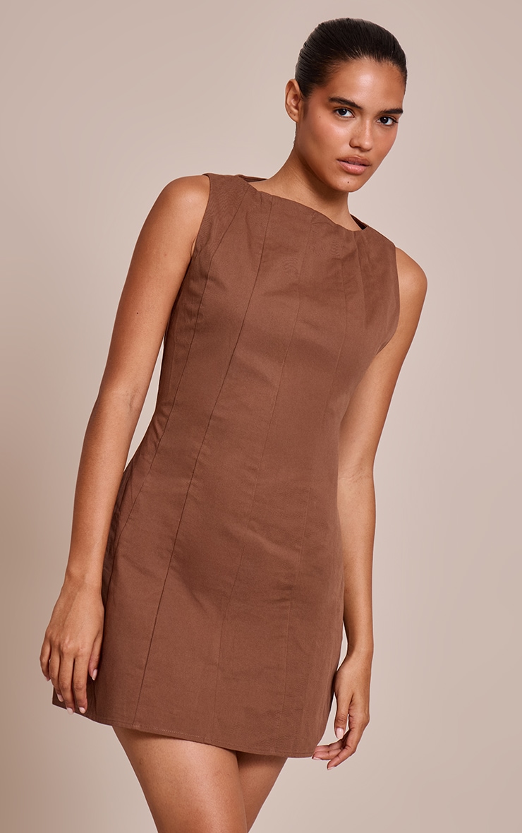 Robe moulante tissée chocolat sans manches à col bateau image 1